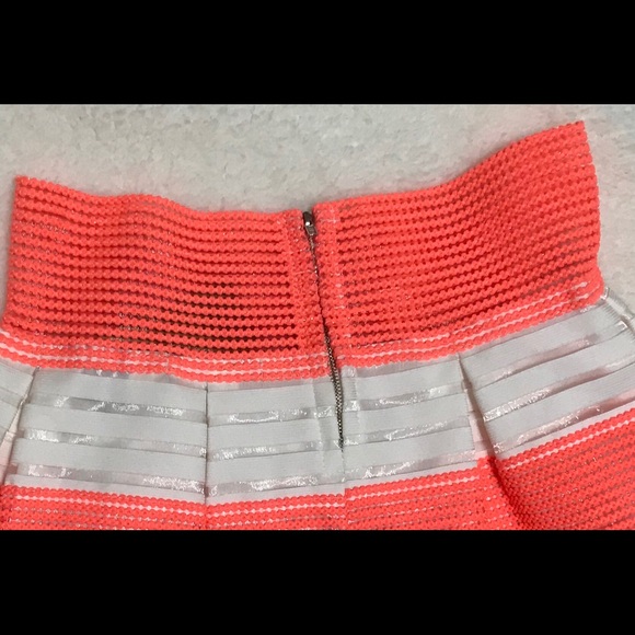 Pleated flair skirt - Picture 2 of 3